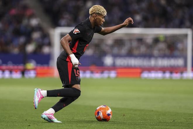 德扑转牌：对抗范围优势的防守策略。（德州扑克转牌阶段：应对范围优势的防守思路）